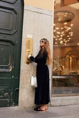 Tapado largo de terciopelo azul marino con frunce a la altura de la cadera y tajos en los costados.