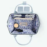Mochila Cabaia modelo Adventurer Bodrum, color celeste con detalles en marrón. Confeccionada en poliéster impermeable y vegano. Cuenta con sistema MOLLE, compartimento acolchado para tablet o PC, correa para sujetar a la maleta y tirantes acolchados antitranspirantes.