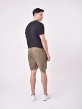 Bermuda color verde militar con cintura elástica y cordón ajustable, bolsillos laterales y traseros.