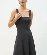 Vestido evasé midi de Cortelle, sin mangas y con escote cuadrado, confeccionado en viscosa de color gris oscuro con recortes verticales.