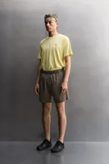 Short deportivo Zara Athleticz modelo Boulder 9", color beige, confeccionado en tejido técnico ligero y elástico. Cuenta con cintura elástica ajustable con cordón interior, bolsillos frontales y aberturas laterales en el bajo.