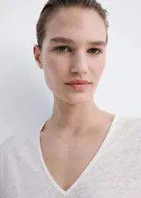 Camiseta de lino color blanco, con cuello en V y mangas cortas, de corte recto y clásico.