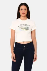 Remera corta color crema con estampado de paisaje y texto "Lost Coast".