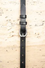 Cinto de cuero negro con hebilla metálica plateada.