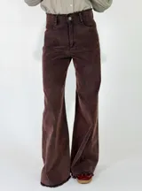 Pantalon de pana de corte recto y tiro medio, con diseño de pierna ancha y ruedo desflecado. Cuenta con cierre frontal y bolsillos laterales.