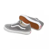 Championes Vans modelo Skate Old Skool, color gris con detalles en blanco. Presentan la clásica banda lateral, cordones blancos y suela de goma vulcanizada con diseño de tablero de ajedrez en la etiqueta lateral.