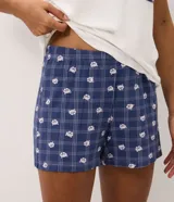 Pijama corto de dos piezas de la marca Lov, confeccionado en viscolycra. Incluye una remera blanca de manga corta, cuello redondo y un bolsillo frontal a cuadros, combinada con un short azul marino con estampado a cuadros y diseño de osos, con cintura elástica.