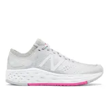 Championes New Balance para dama, modelo WVNGOGG4, color gris con detalles en blanco y rosa.