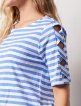 Remera de algodón a rayas horizontales blancas y negras, con cuello redondo y mangas cortas con aberturas entrelazadas.