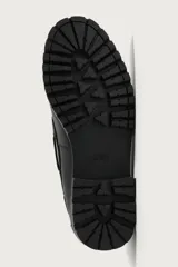 Zapato náutico de piel color negro, con cordones y suela dentada tipo track.