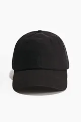 Gorra de sarga de algodón con diseño clásico de seis paneles, visera curva y cierre metálico ajustable en la parte posterior.