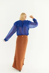 Falda marrón de punto con diseño acordonado en los laterales.