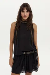 Short negro de calce holgado con cintura elástica fruncida y cordón ajustable con borlas.