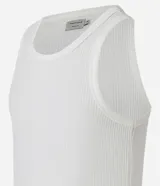 Musculosa masculina de corte regular, confeccionada en tejido flamé con textura acanalada. Presenta cuello redondo y diseño liso sin estampas.