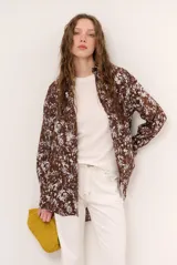 Camisa de manga larga con estampa floreada en tono chocolate, diseño clásico con cierre frontal de botones.