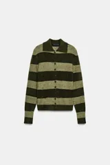 Chaqueta de punto con diseño de rayas horizontales en tonos verdes, cuello tipo polo y cierre frontal con botones forrados a tono.