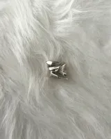 Anillo ancho escultural en plata maciza, con diseño orgánico y texturizado.