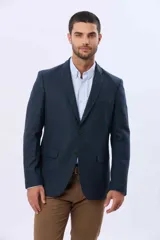 Saco sport de lana en color gris oscuro, con diseño clásico de solapa tradicional, cierre frontal de dos botones y bolsillos laterales con solapa.