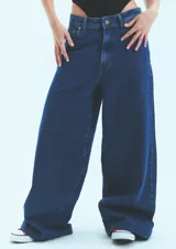 Jean de corte oversize confeccionado en denim de algodón con lavado azul clásico. Presenta tiro medio-bajo, cierre frontal con botón y bolsillos laterales.