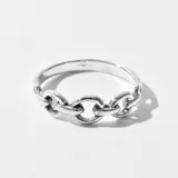 Anillo plateado con eslabones.