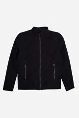 Campera color marrón confeccionada en gabardina suave, resistente y liviana. Diseño clásico con cuello medio y bolsillos laterales con cierre.