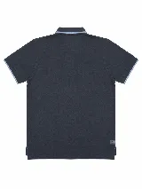 Remera polo Brooksfield modelo Calm, color azul marino, de manga corta y tejido de punto piqué de algodón. Cuenta con cuello tipo polo y cierre frontal parcial con ribetes en celeste claro que combinan con el bordado del logo de la marca en el pecho.