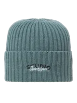 Gorro tipo beanie tejido en punto acanalado, color azul grisáceo, con detalle de logo bordado en la parte frontal.