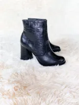 Bota corta color verde agua con textura croco, punta redonda y taco forrado a tono.