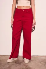 Pantalón de jean rojo, de corte ancho y tiro medio.