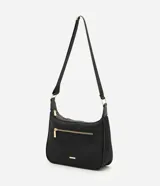 Cartera grande Satinato de color negro, confeccionada en poliéster con detalles en policloruro de vinilo. Posee un diseño moderno con cierre superior, bolsillo frontal con cierre visible y herrajes metálicos dorados, incluyendo una correa ajustable con hebillas y una placa con el logo de la marca.