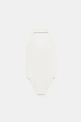 Body de cuello halter confeccionado en tejido rib, con diseño de espalda descubierta y corte ajustado.