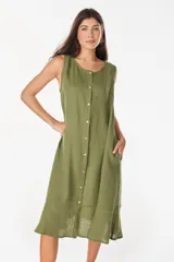 Vestido midi celeste de lino italiano, sin mangas, con escote redondo y cierre frontal abotonado con bolsillos laterales y corte holgado.