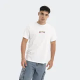 Remera blanca de corte oversize con cuello redondo y estampa pequeña centrada en el pecho.
