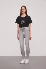 Pantalon jean de corte super skinny y tiro alto, con acabado lavado en tono gris.