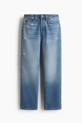 Jean tobillero de cinco bolsillos en denim de algodón rígido, con piernas rectas y cintura de tiro alto con cierre y botón. Presenta un lavado desgastado con sutiles roturas.