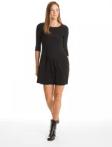 Vestido corto de seda fría, color negro, con escote redondo, mangas tres cuartos y bolsillos laterales.