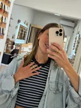 Gargantilla de cuentas esféricas negras de gran tamaño, con diseño corto y brillante.
