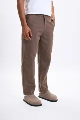 Pantalón relaxed fit color tostado, con bolsillos laterales y traseros.