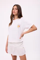 Remera blanca de algodón con cuello redondo y mangas cortas con dobladillo. Estampado pequeño en el pecho con logo de la marca y dibujo de frutas.