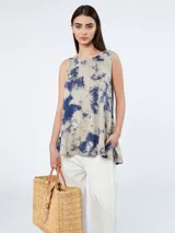 Musculosa de lino estampada con cuello redondo y corte acampanado.