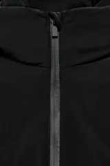 Anorak de corte corto y diseño minimalista, color negro. Cuenta con capucha integrada, cierre frontal con cremallera termosellada, bolsillos laterales con cierre y puños interiores elásticos. Posee acolchado interior y propiedades resistentes al agua y al viento.
