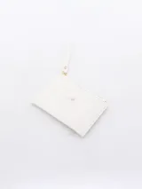 Billetera blanca con textura de cocodrilo, cierre de cremallera superior y un bolsillo frontal con solapa y botón a presión. Incluye una correa lateral para la muñeca.