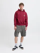 Bermuda cargo de jean de tiro alto, corte baggy fit y pernera amplia. Cuenta con múltiples bolsillos, incluyendo bolsillos cargo laterales, traseros, delanteros y para monedas, con cierre de botones y acabado stonewash efecto desgastado.