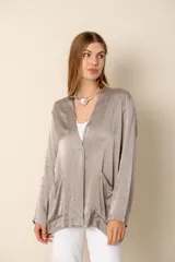 Kimono corto color gris topo de manga larga con bolsillos delanteros.