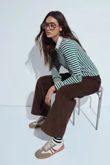 Pantalón de pana de corte amplio y relajado, con textura acanalada y diseño de tiro medio.