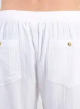 Pantalón O’Neill de bambula color blanco, de corte recto con cintura elástica ajustable mediante cordón y bolsillos laterales amplios.