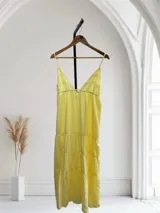 Vestido corto con breteles finos y escote en V, con detalles de encaje en el busto.