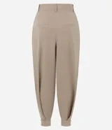 Pantalón de sastre tipo balloon color beige, con pinzas delanteras que aportan volumen, piernas amplias y bajo ajustado. Cuenta con cintura estructurada y pasacintos.