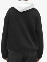 Campera tipo pullover de Carhartt WIP confeccionada en fleece texturado con estampado animal print abstracto en tonos marrón, negro y blanco. Presenta cuello alto con cierre frontal de botones a presión, bolsillo tipo canguro y detalles en tafeta de nylon.