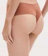 Bombacha tipo bikini de modal con diseño liso y acabado suave. Presenta un corte con hilo doble en la parte trasera y forro de algodón, ofreciendo comodidad y transpirabilidad para el uso diario.
